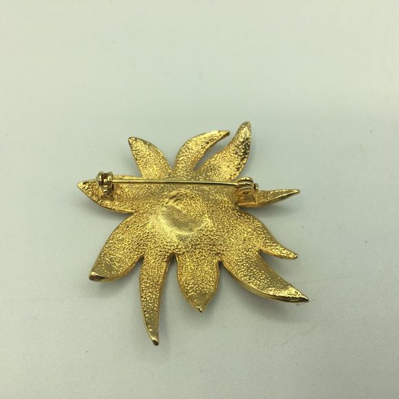 VINTAGE Pink Flower Brooch, Retro Metalwork & Enamel Poinsettia Floral Lapel Pin - Picture 8 of 9